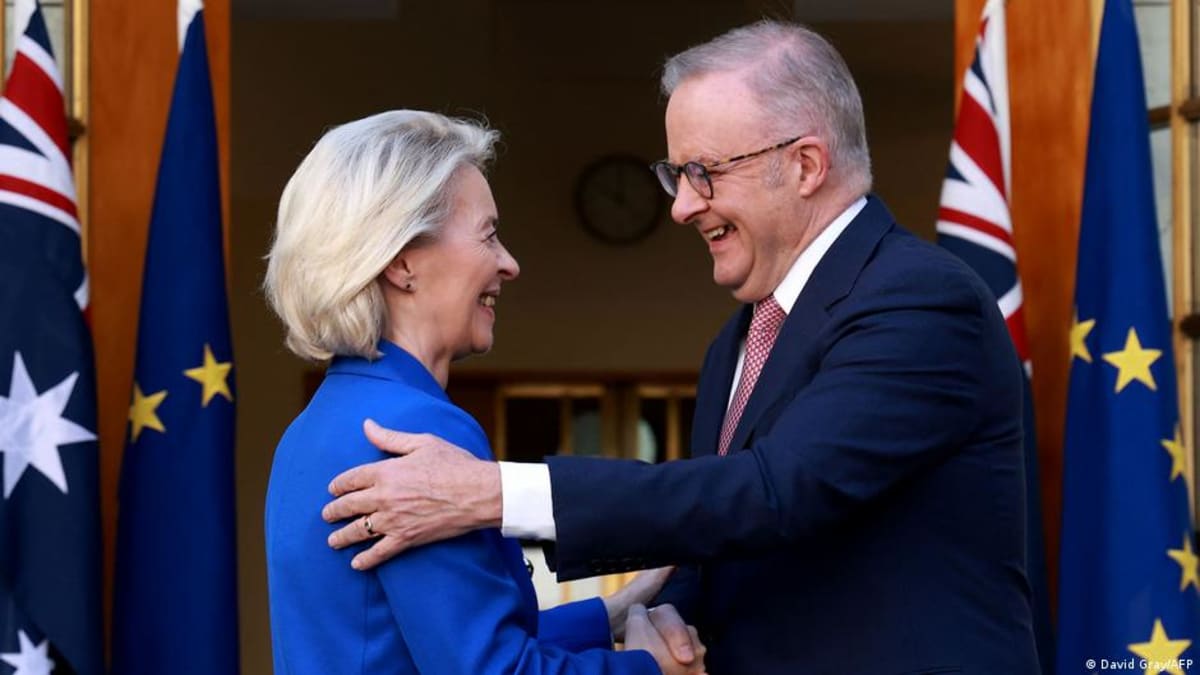 Australian Prime Minister Anthony Albanese and EU Commission President Ursula von der Leyen shaking hands