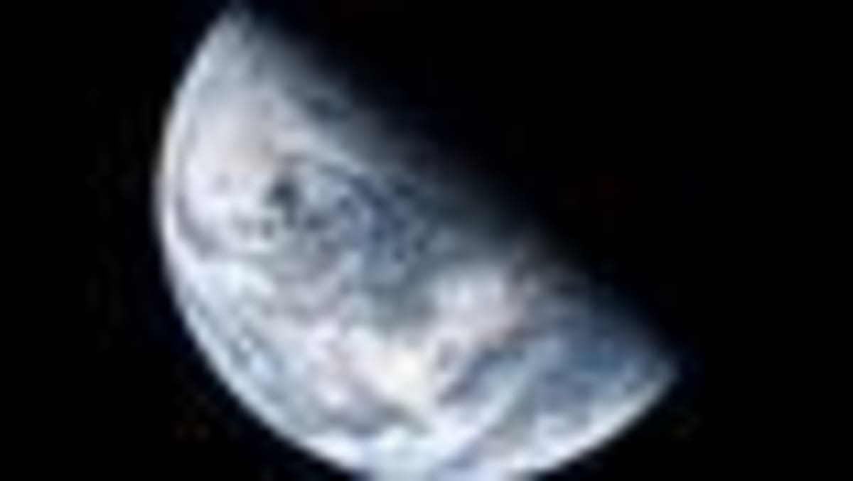 Artemis II Crew Captures Stunning 'Earthset' From Moon - Image 2