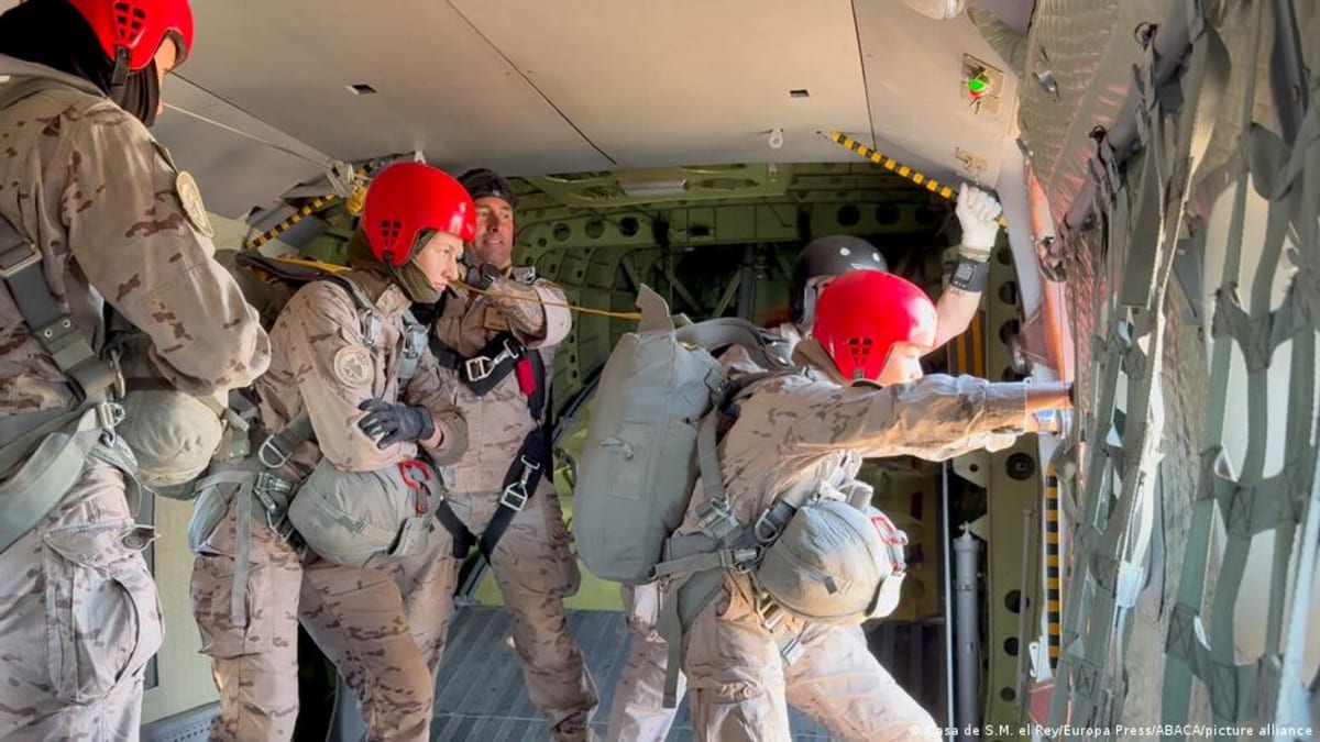 Spain's Princess Leonor, 20, Earns Paratrooper Badge