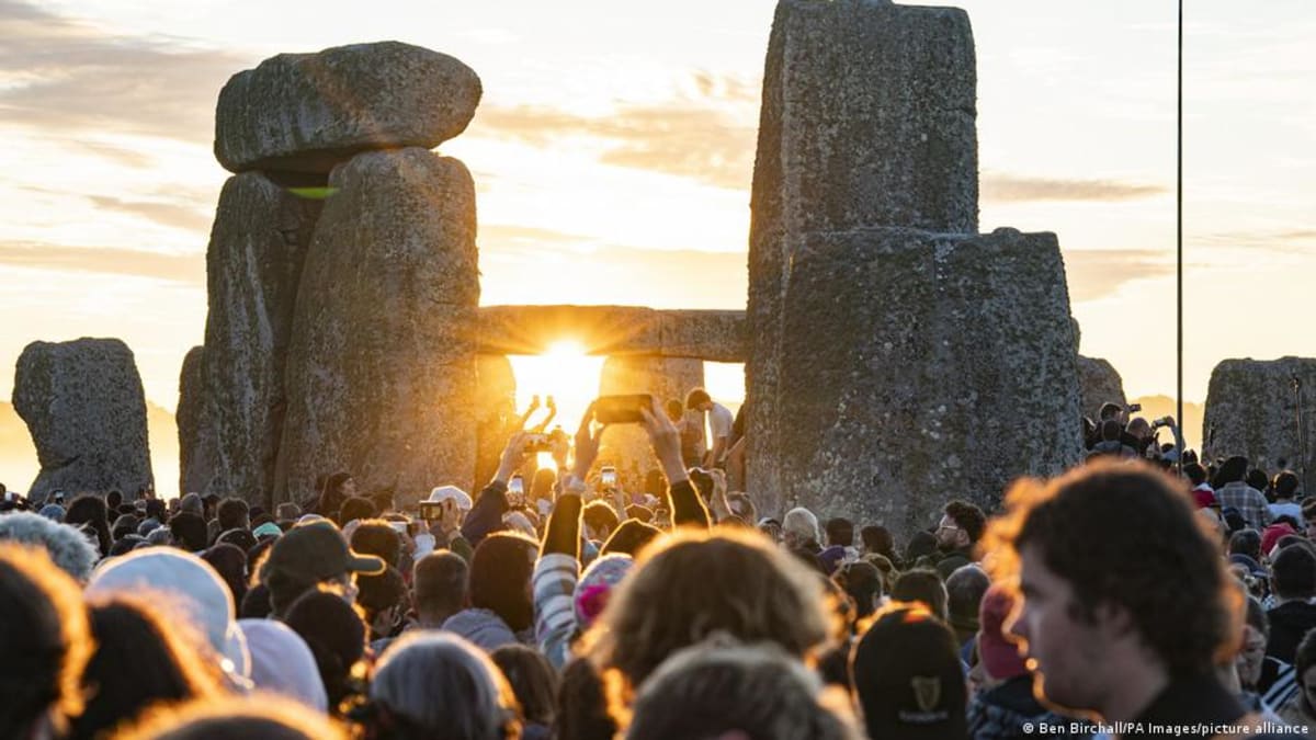 20,000 Celebrate Summer Solstice at Stonehenge