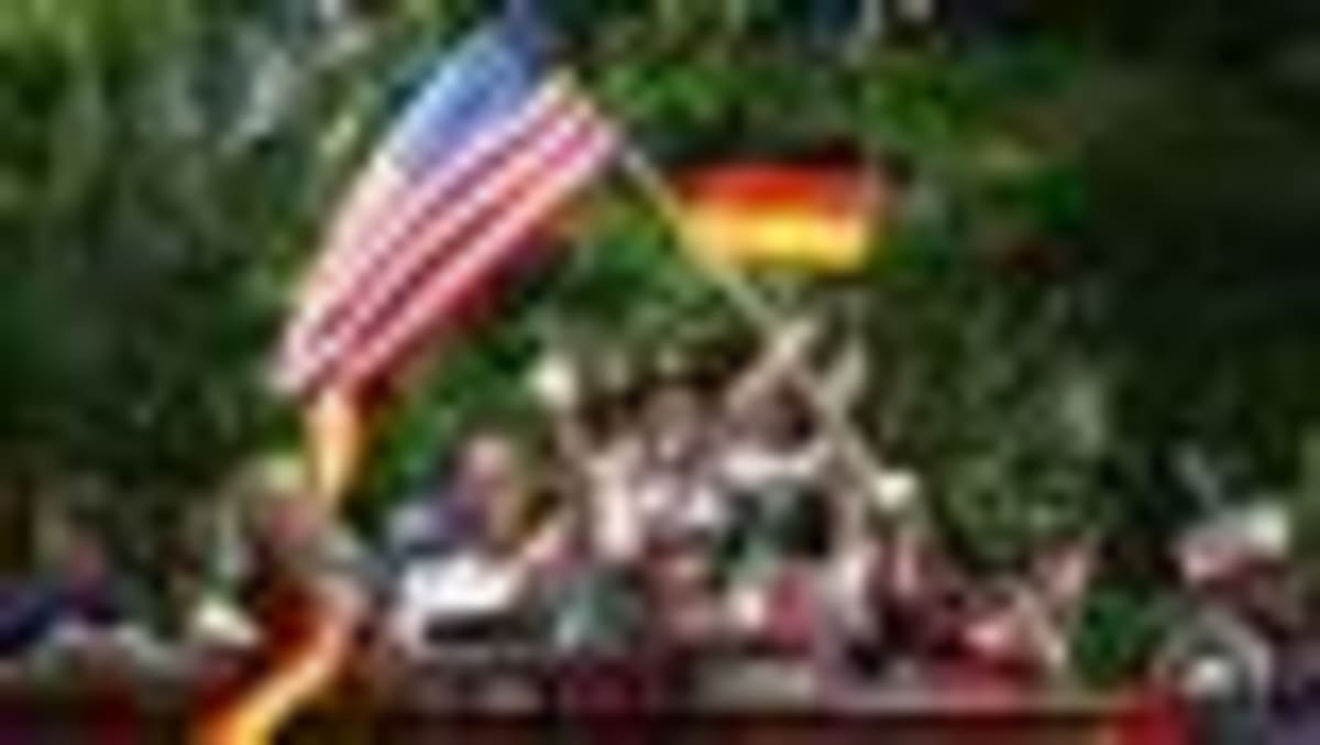 Munich Doctors Bring Flu Shots to Oktoberfest Crowds - Image 2