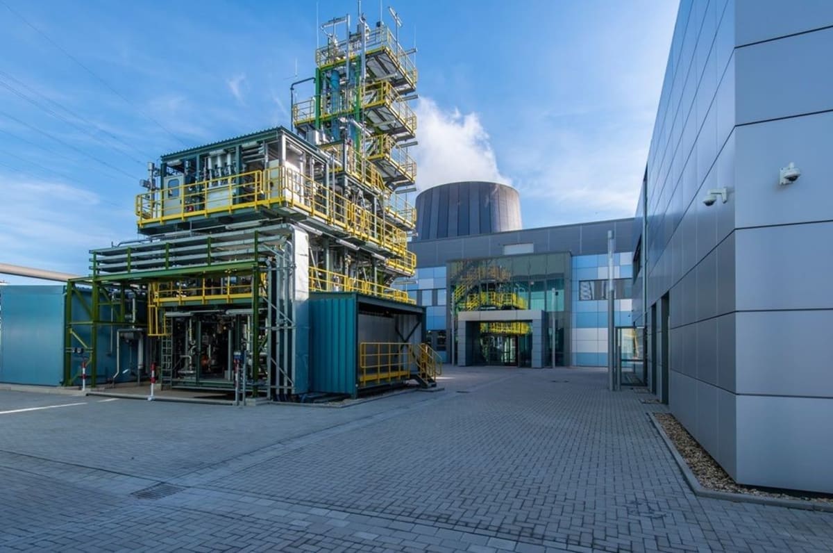 Industrial facility with pipes and equipment converting steel production emissions into sustainable chemicals