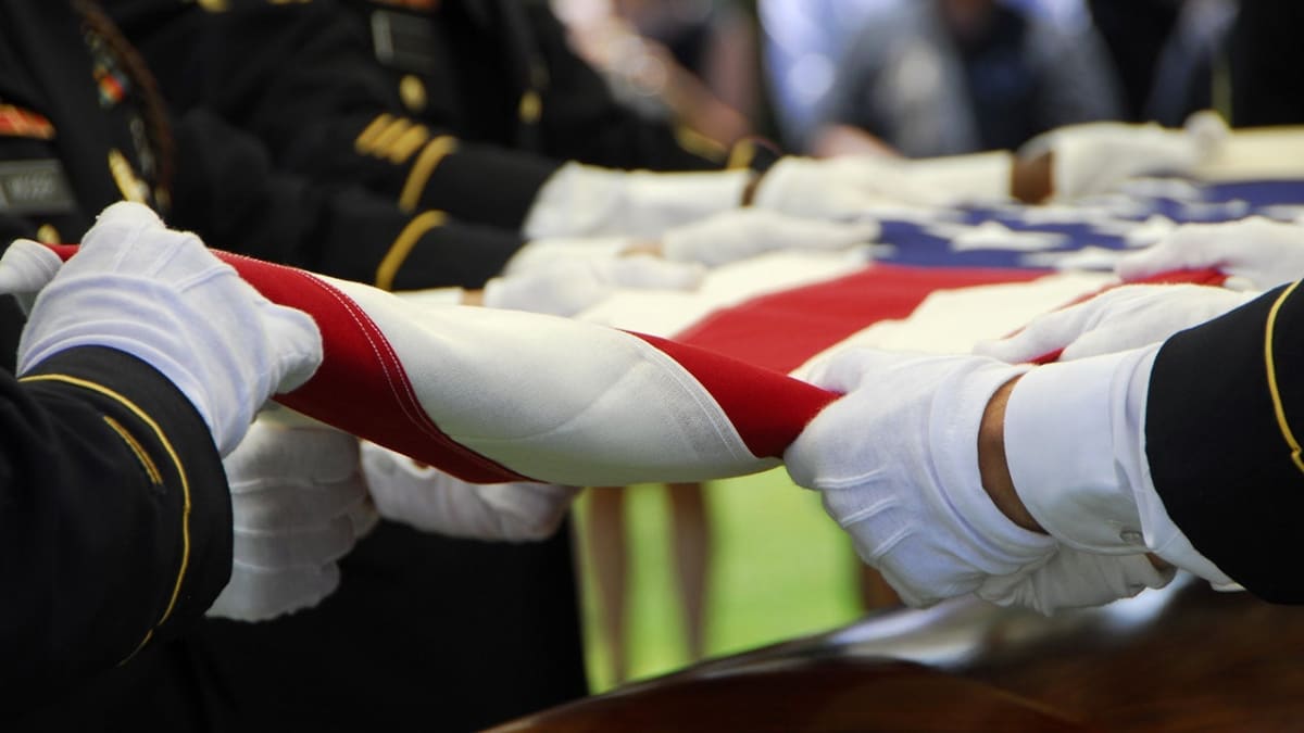 Mat Best performing country music video tribute to fallen soldiers and military families