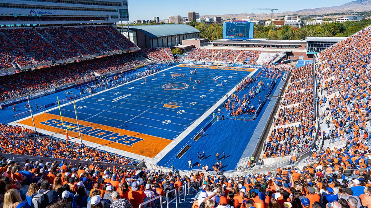 Boise State Honors 2 Football Legends With Field Markers