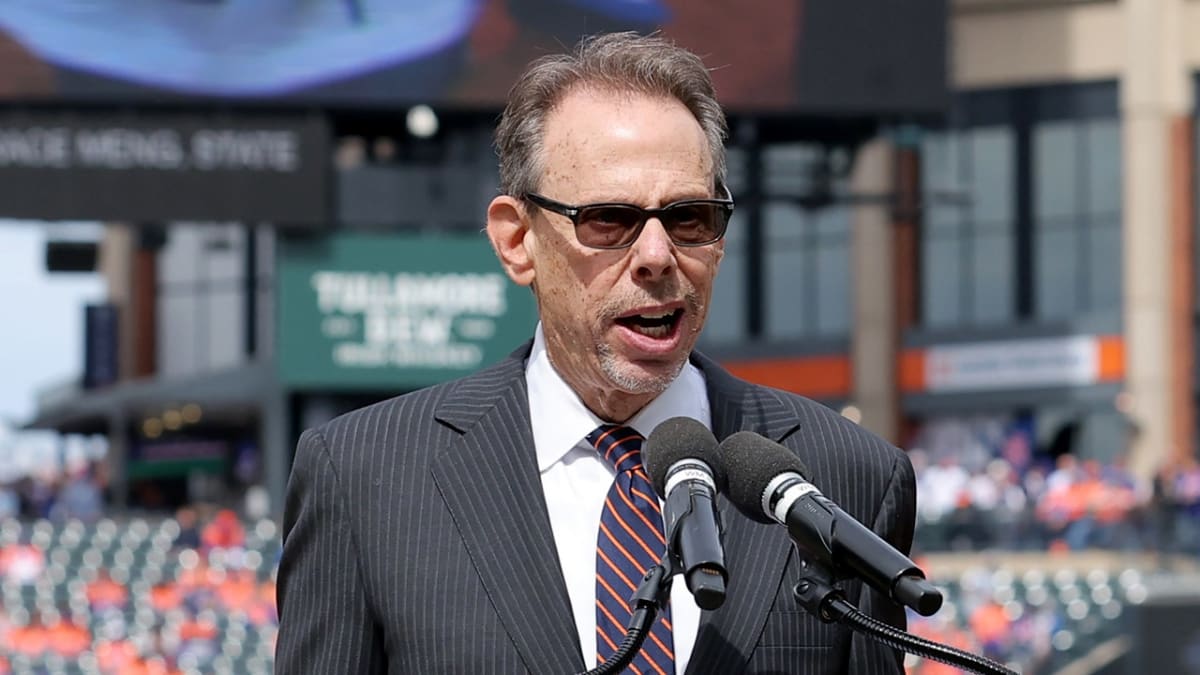 Veteran Mets radio broadcaster Howie Rose smiling at Citi Field during opening ceremonies