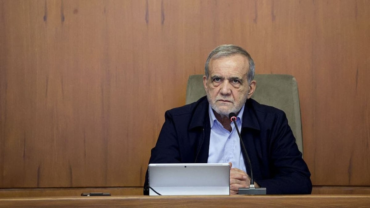 ** American and Iranian flags side by side representing ongoing peace negotiations and diplomatic dialogue