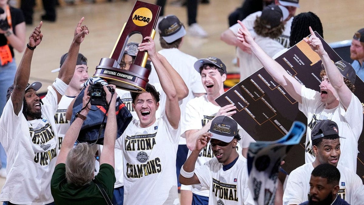 Mary Washington basketball players celebrating together on court after winning national championship game