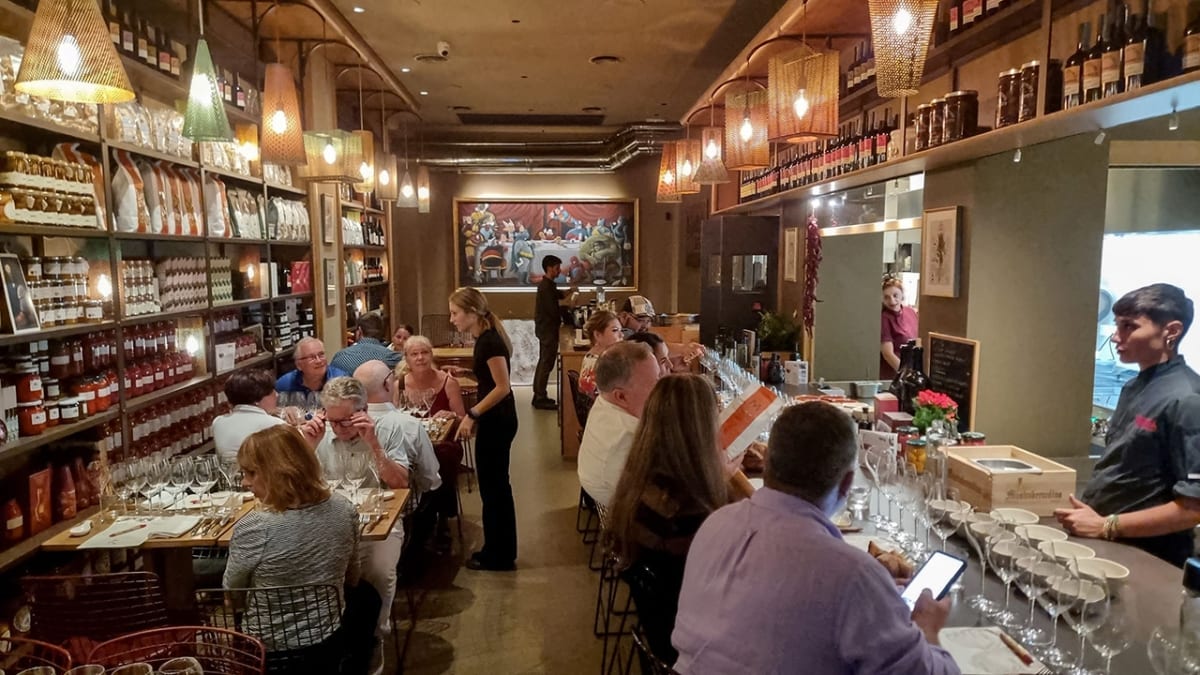 Phone-Free Restaurants Spread Across 11 US States