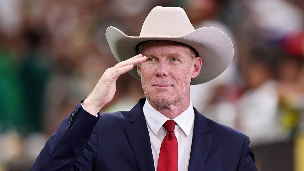 Soccer Legend Cries During Anthem, Moves Global Stars