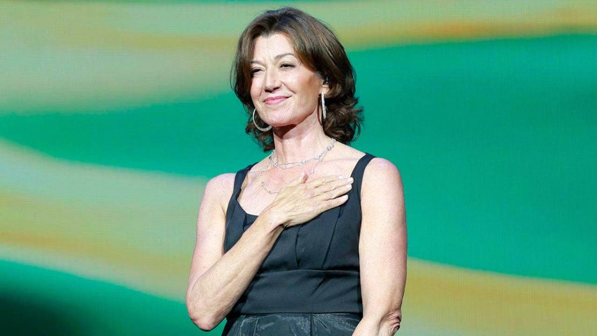 Grammy-winning singer Amy Grant smiling at a public event after recovery from brain injury
