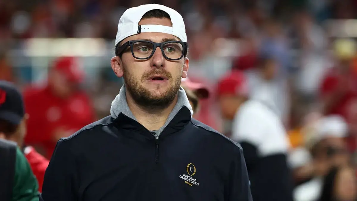 Johnny Manziel in athletic stance during his first MMA victory against Bob Menery