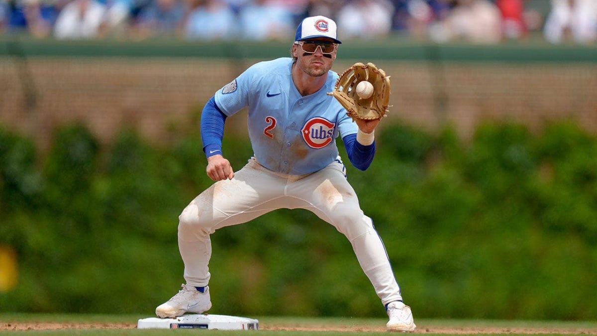 Cubs Star Makes Between-the-Legs Throw at Wrigley Field