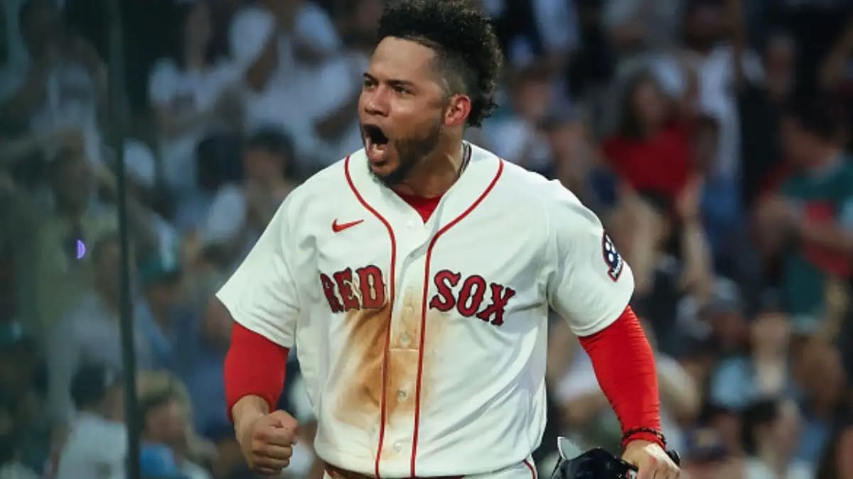 Red Sox catcher Willson Contreras celebrates home run at Fenway Park honoring earthquake-hit Venezuela