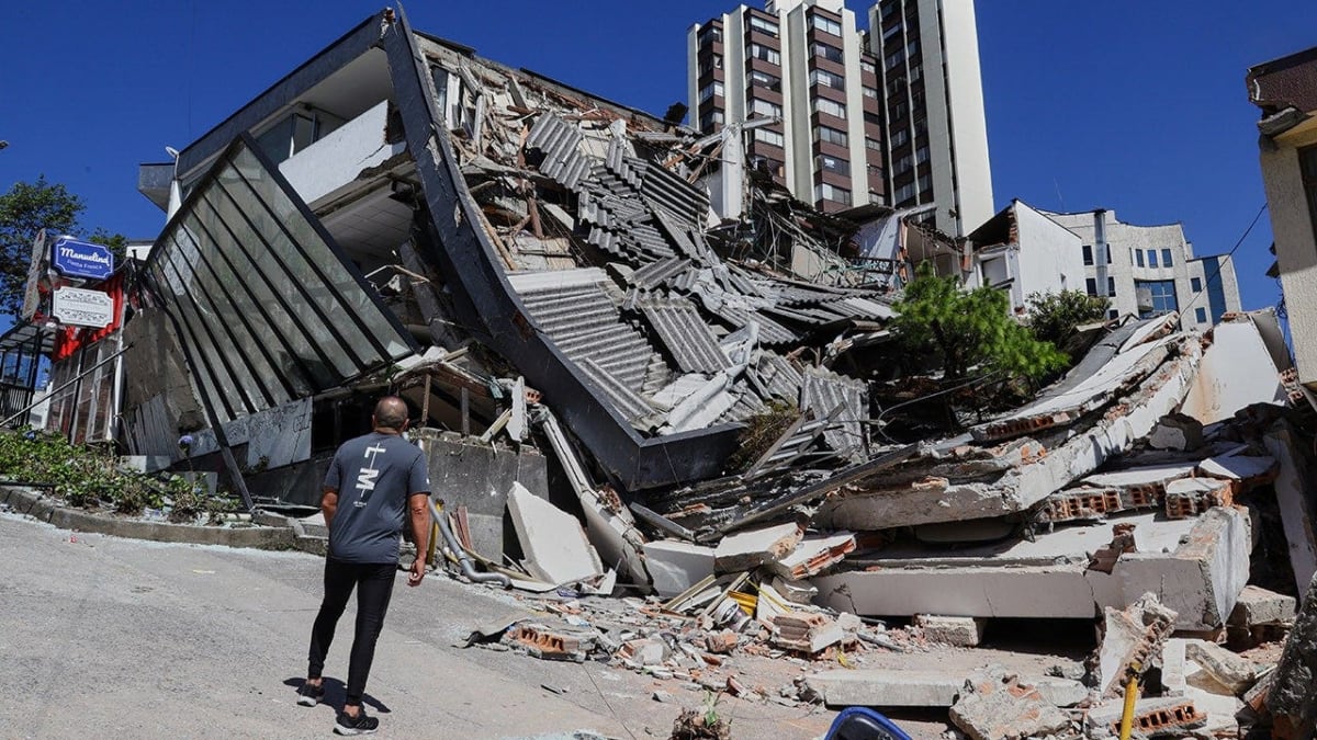 Rescue workers searching through earthquake rubble in Colombia while volunteers assist recovery efforts
