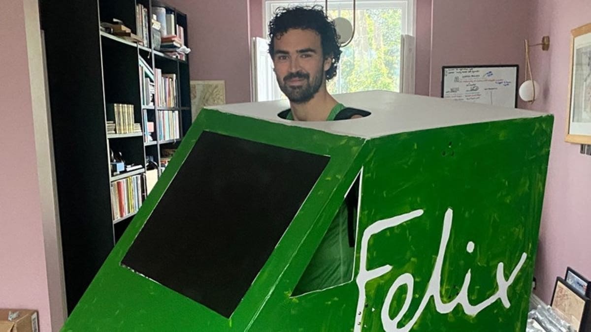 Runner Dressed as Van Honors Brother at London Marathon - Image 2