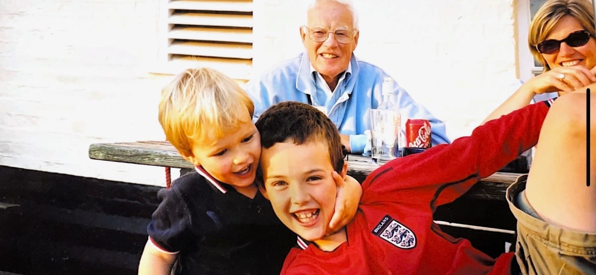 Runner Dressed as Van Honors Brother at London Marathon - Image 3