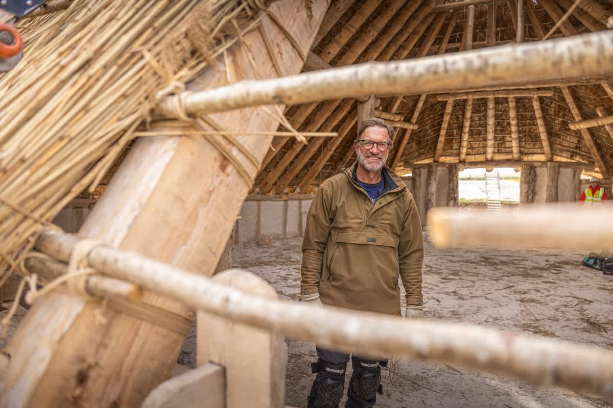 Seven-meter-tall thatched Neolithic hall built with authentic ancient construction methods near Stonehenge