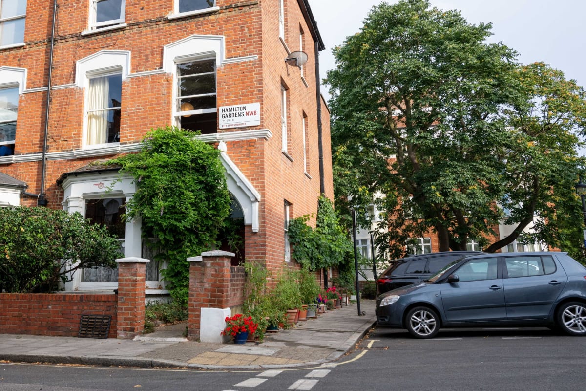 London Neighbors Rally to Save 89-Year-Old's Street Garden - Image 3