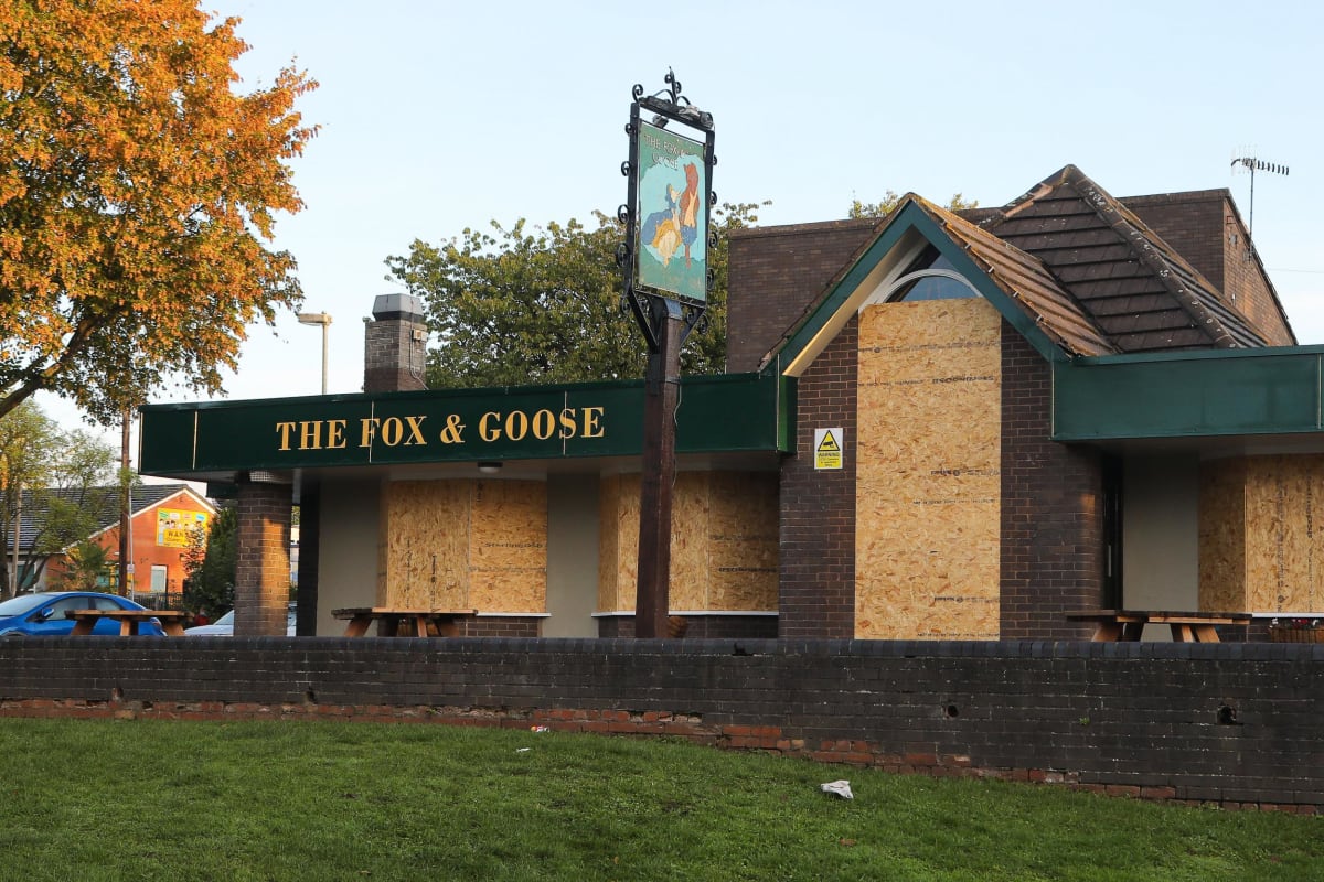 200+ Pubs Ban Phones to Bring Back Real Conversation - Image 5