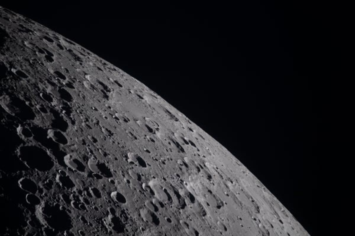 NASA Releases 12,000 Photos from Moon Mission Artemis II - Image 2