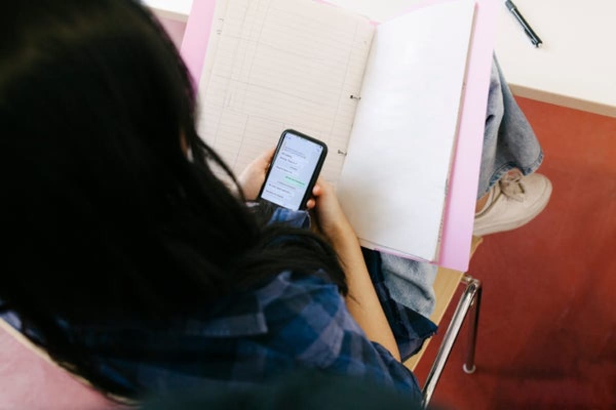 School Phone Bans Boost Student Well-Being, Study Finds - Image 2
