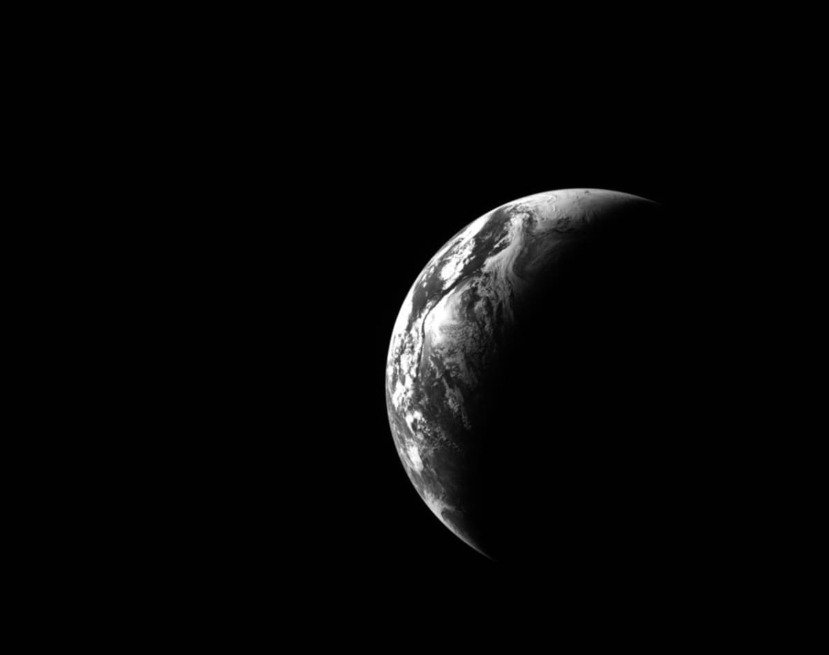 NASA Releases 12,000 Photos from Moon Mission Artemis II - Image 3