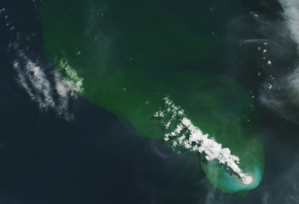 Secret Volcano Erupts Near Papua New Guinea - Image 2