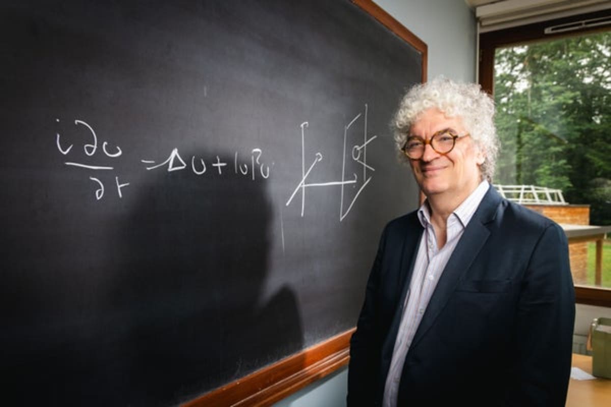 Math Genius Wins $3M Prize for Solving Chaos Equations - Image 2
