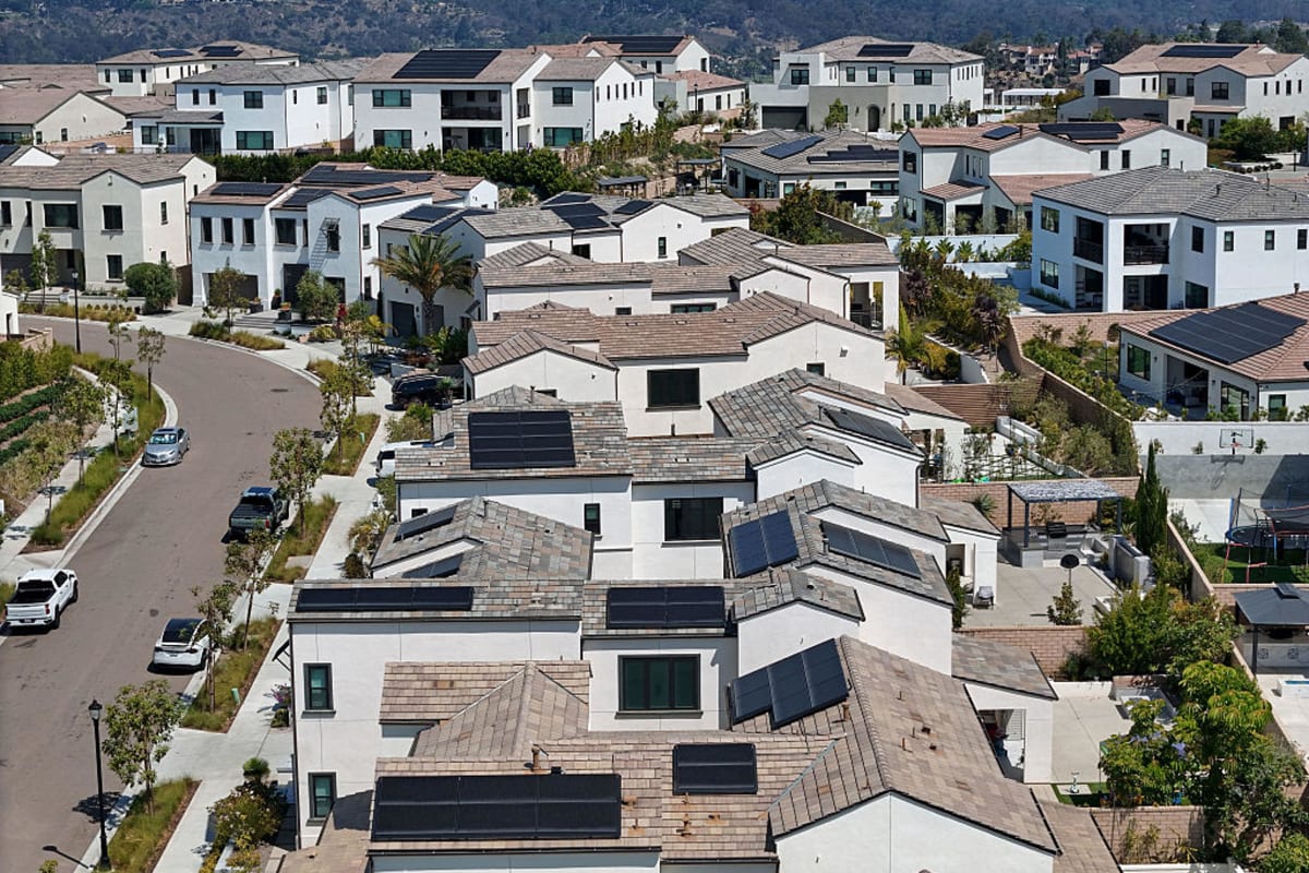 Americans Turn to Solar as Energy Crisis Drives Independence - Image 2