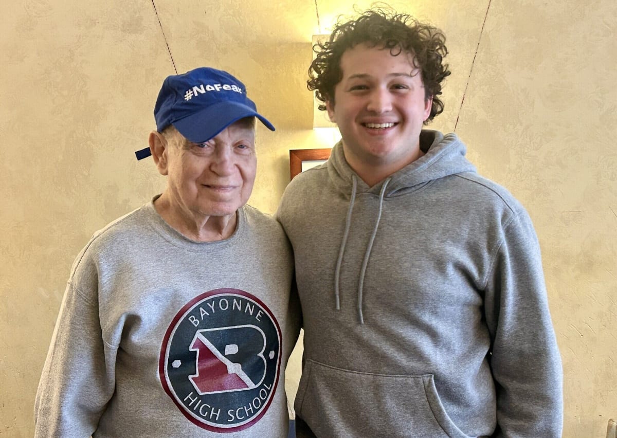 Elderly Holocaust survivor Sami Steigmann speaking with high school students about his experiences