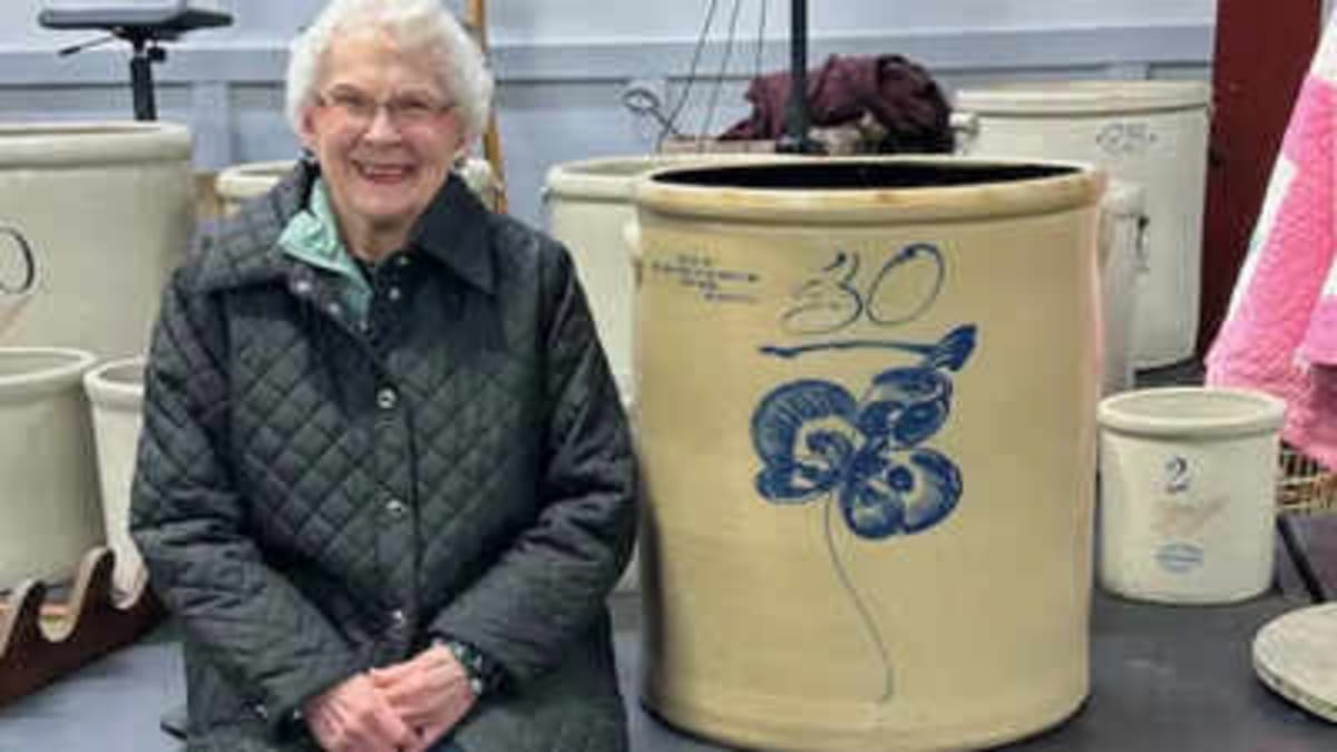 Nebraska Woman's $20 Porch Crock Sells for $32,000 - Image 2