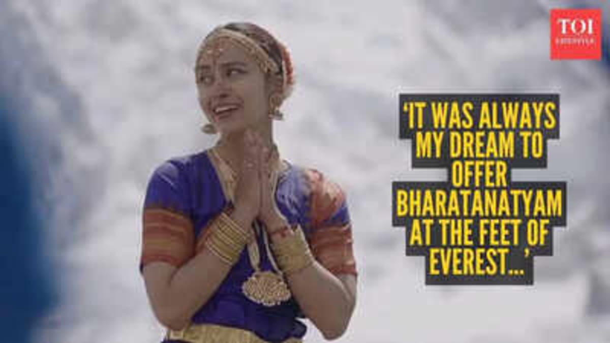 Mountaineer Performs Sacred Dance at Everest Base Camp - Image 2