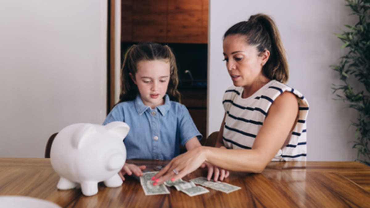 5 Daily Money Lessons Parents Can Teach Kids at Home - Image 2