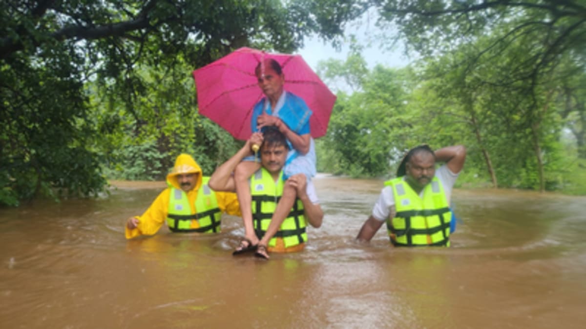 Maharashtra Cop Carries 72-Year-Old Through Floodwaters - Image 2
