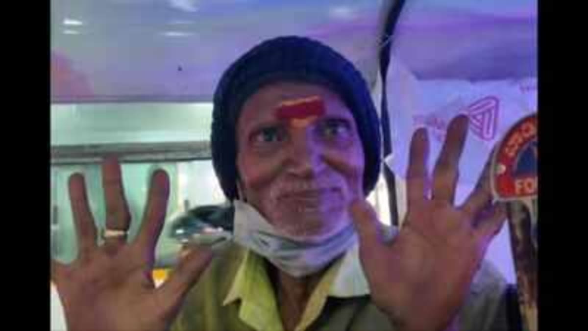 Bengaluru Driver Honors Late Wife With Flowers for 8 Years - Image 2