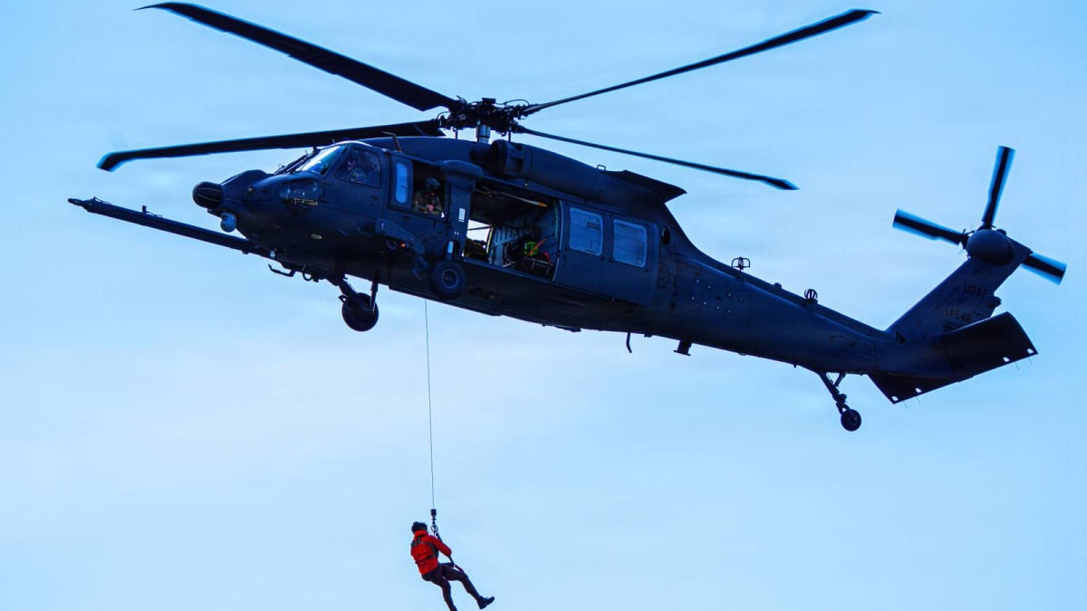 Air Force Rescues 5 Navy Crew in 90 Minutes Flat - Image 4