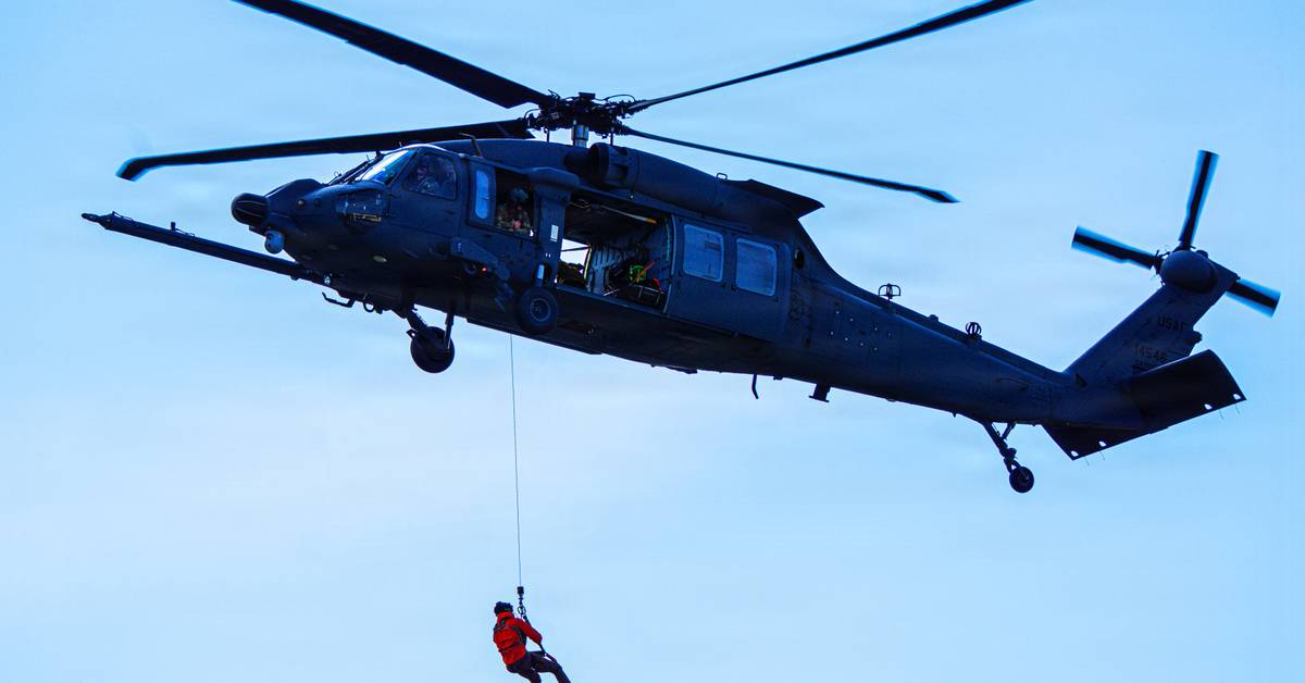 Air Force Rescues 5 Navy Crew in 90 Minutes Flat - Image 2