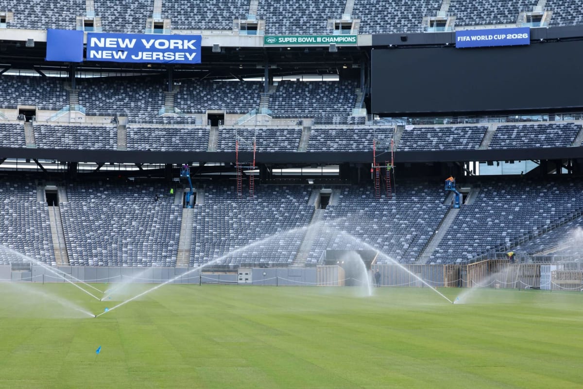 World Cup Pitch: 27 Trucks, 10-Hour Shifts for Perfect Turf - Image 5