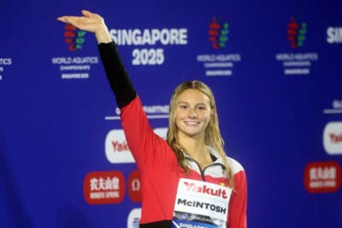 Teen Swimmer Sara Curtis Shatters World Record in Paris - Image 3