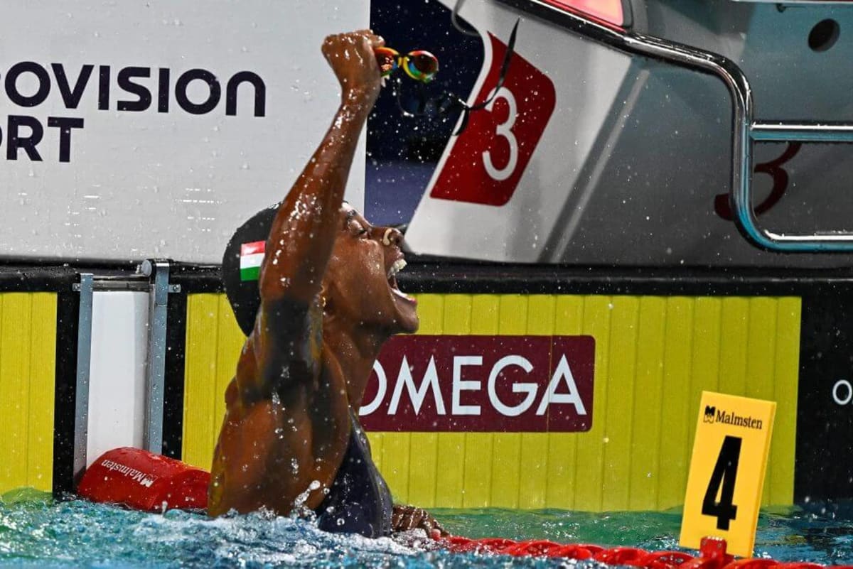 Teen Swimmer Sara Curtis Shatters World Record in Paris - Image 2