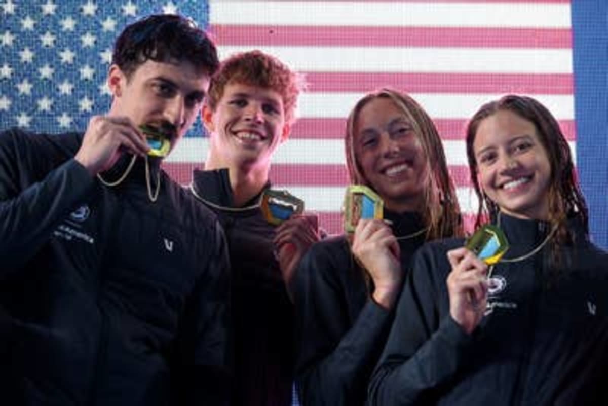 Teen Swimmer Sara Curtis Breaks World Record Twice in 2 Days - Image 5