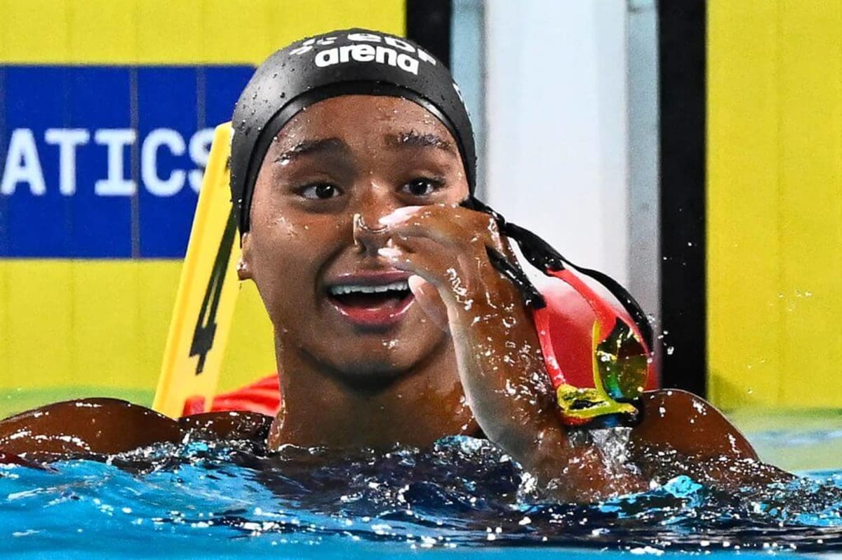 Teen Swimmer Sara Curtis Breaks World Record Twice in 2 Days - Image 2
