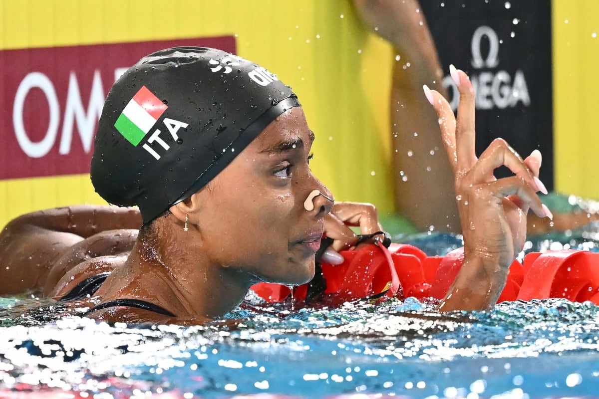 Teen Swimmer Sara Curtis Breaks World Record Twice in 2 Days - Image 4