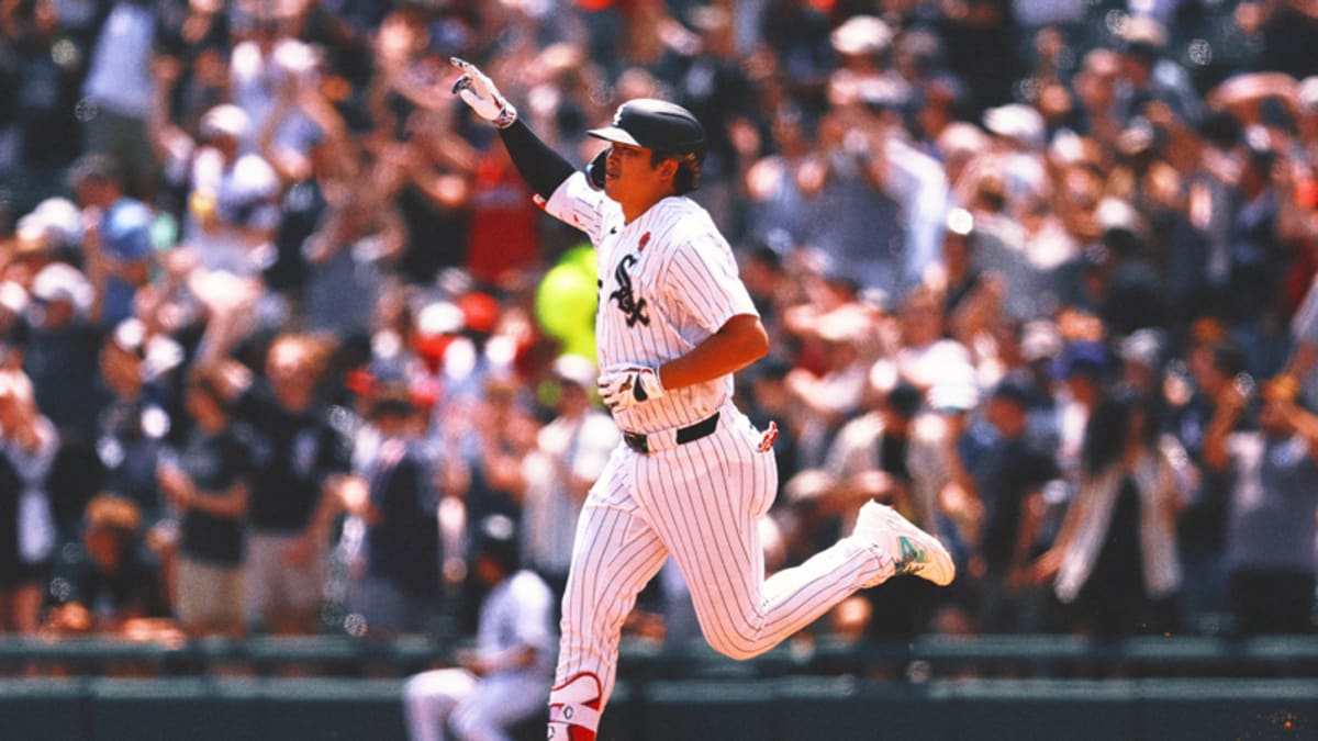 Munetaka Murakami swinging baseball bat in Chicago White Sox uniform at home plate