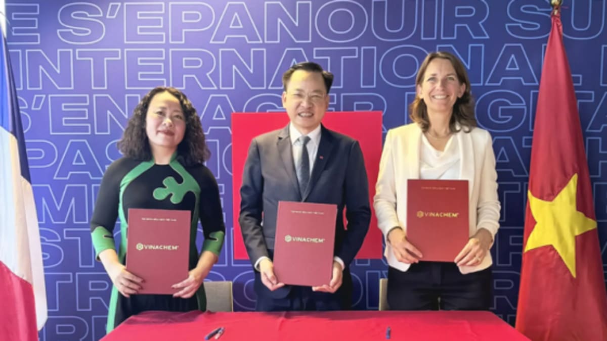 Vietnamese and French business representatives sign green technology partnership agreement at formal ceremony