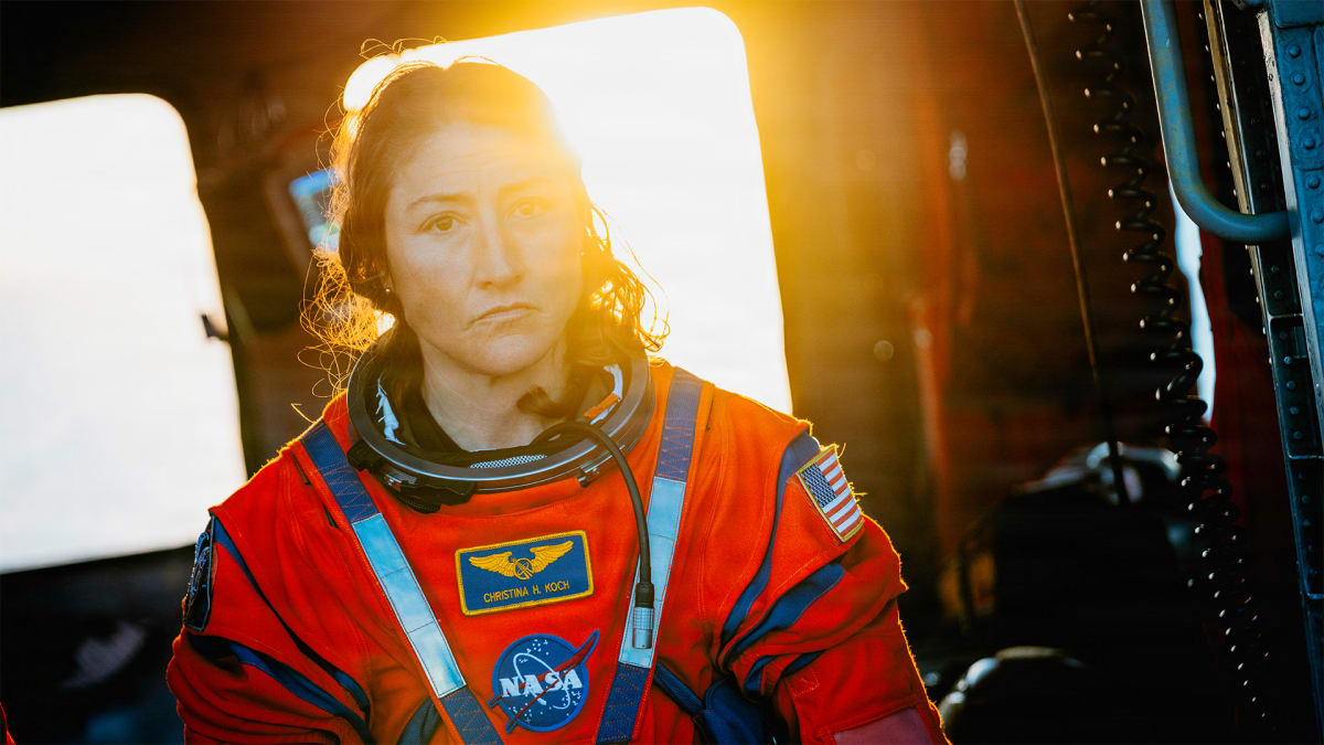 Navy Photographer Captures Astronaut Christina Koch's Moon Return - Image 2