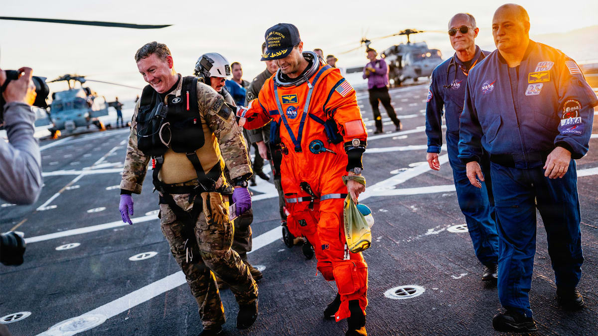 Navy Photographer Captures Astronaut Christina Koch's Moon Return - Image 5
