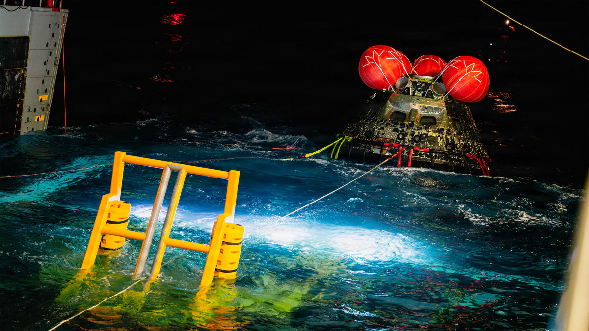 Navy Photographer Captures Astronaut Christina Koch's Moon Return - Image 4