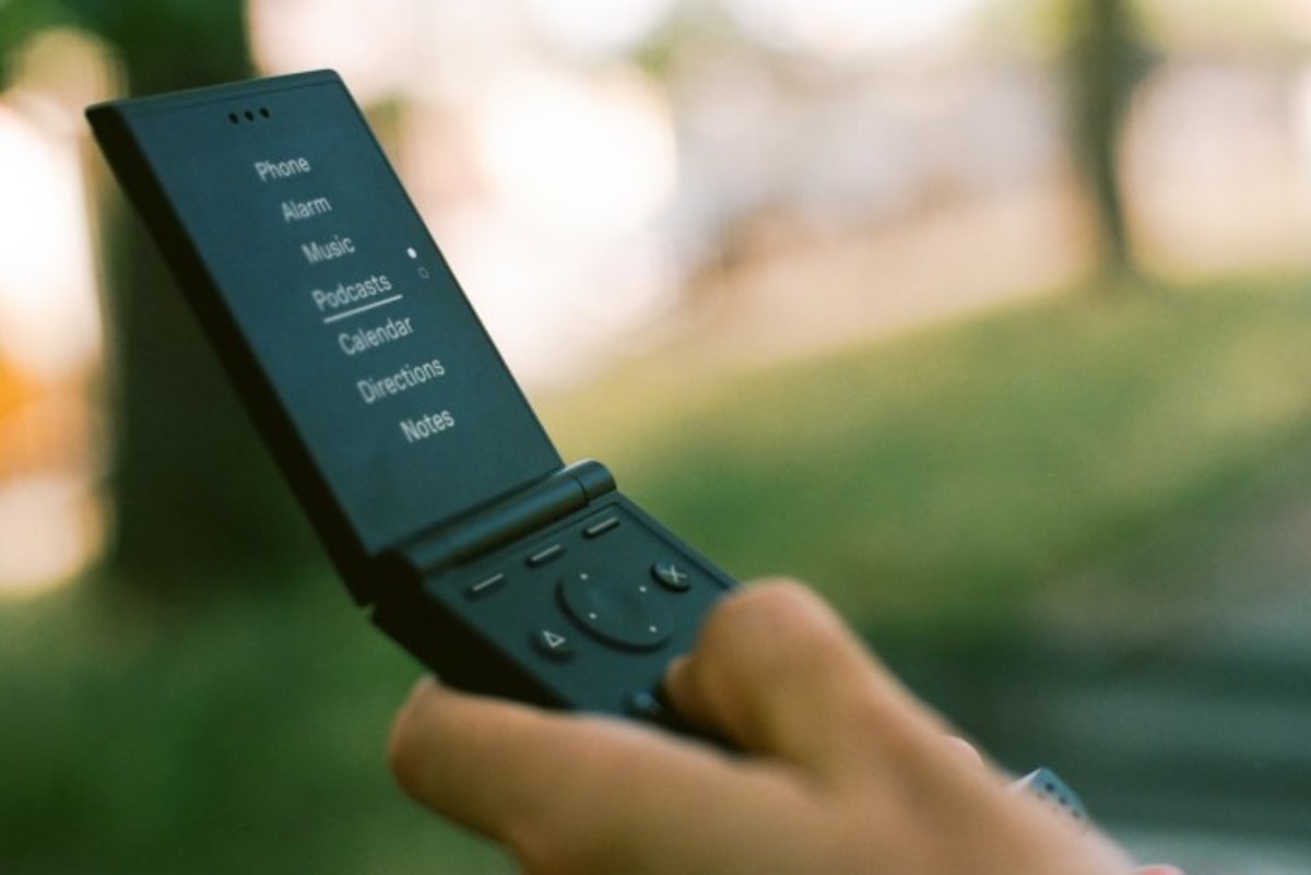 Light's $299 Flip Phone Ditches Distractions, Not Quality - Image 2