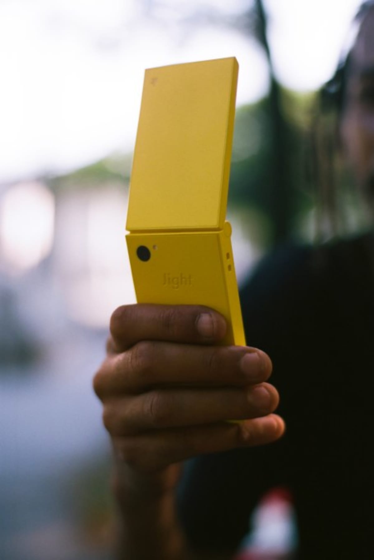 Light's $299 Flip Phone Ditches Distractions, Not Quality - Image 3